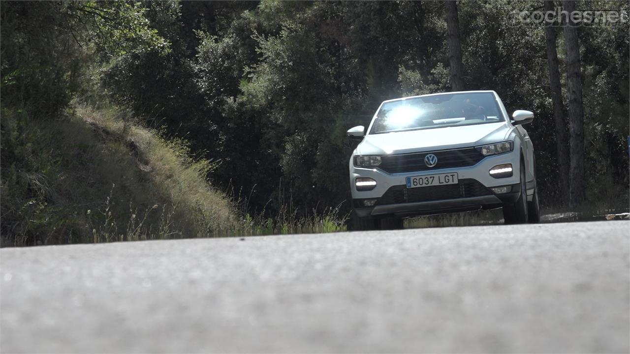 El chasis está muy bien calibrado. Al ser SUV su carrocería está más elevada del suelo, y al ser cabrio su carrocería debería sufrir más torsiones. No obstante, va genial.