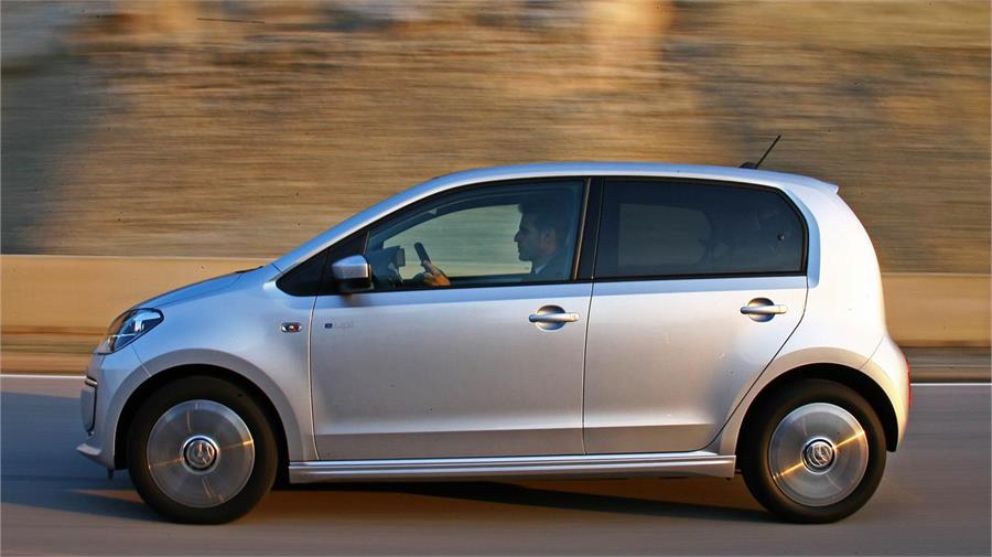 El Volkswagen e-up! es el coche más lógico para uso urbano. Segundo coche ideal, tiene autonomía para moverse en ciudad. Lástima que sea tan caro.