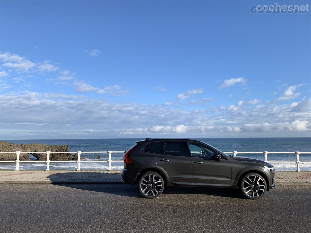 En la ruta por Asturias disfruté de lo lindo al volante del XC60 B5 en carretera secundaria. Ofrece una estabilidad enorme y encima gira muy plano.