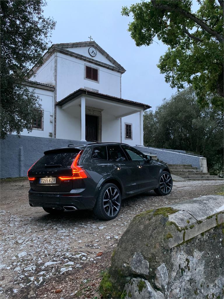 Tanto en calidad de acabados, como en dinamismo de conducción el XC60 no tiene nada que envidiar a sus rivales de marcas alemanas.