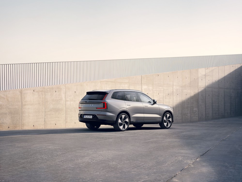 El Volvo EX90 tiene las proporciones clásicas de los últimos productos de la firma escandinava, pero con superficies más suaves y aerodinámicas. 