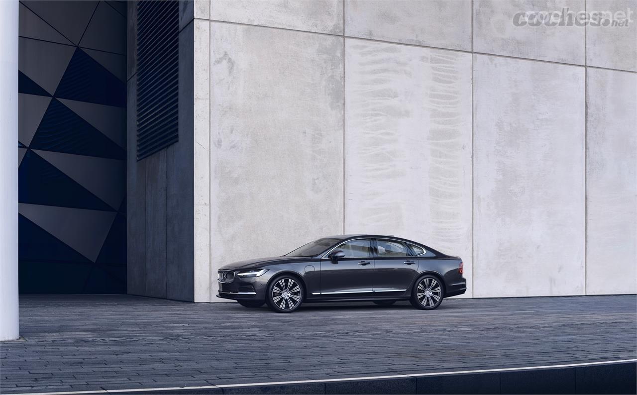 El Volvo S90 recibe una actualización estética muy sencilla, mejora el equipamiento y monta nuevos motores micro-hibridizados. 