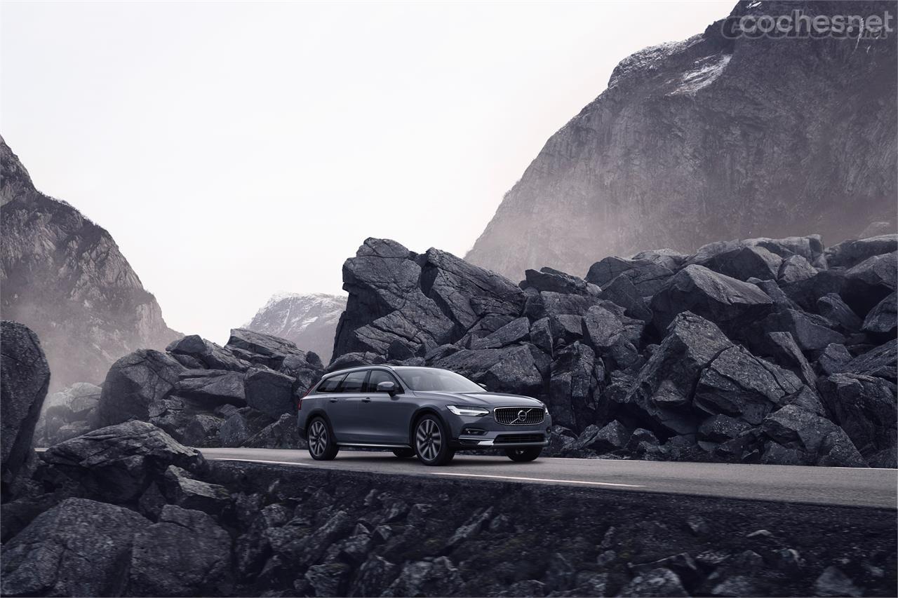 El Volvo V90 y el V90 Cross Country mejoran su equipamiento interior con nuevos puertos para cargar y conectar dispositivos electrónicos. 