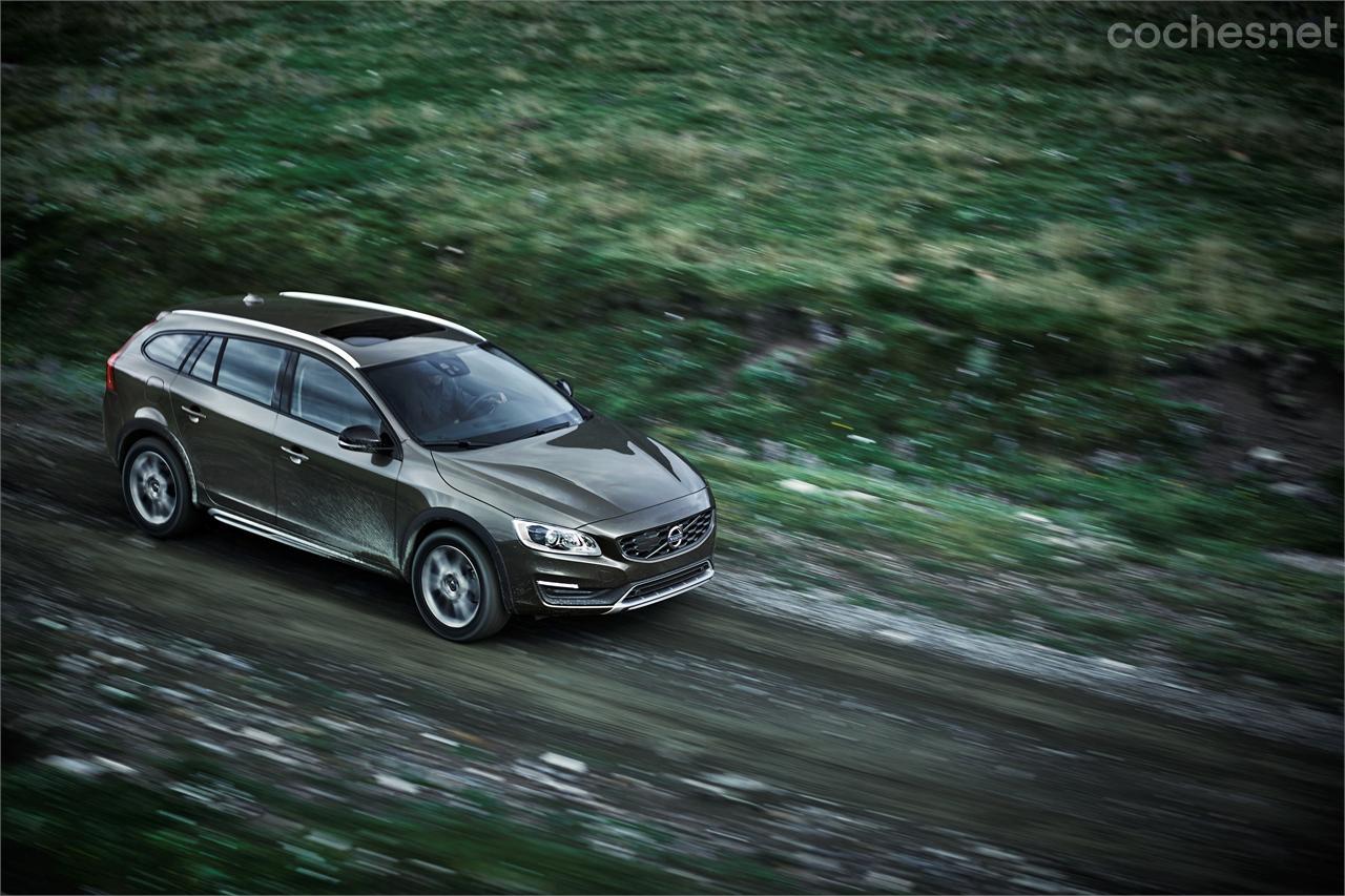 La familia Cross Country de Volvo crece con el V60. El tradicional kit de carrocería con protecciones y una suspensión sobreelevada son piezas claves de este nuevo modelo.