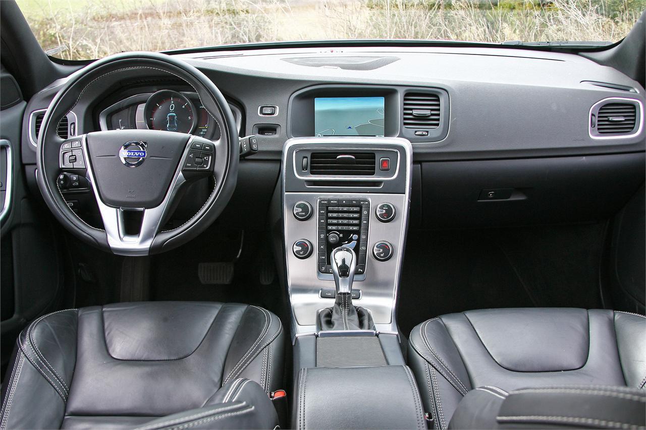 El interior de este Volvo es amplio, confortable, de buena calidad y terminación. El diseño no es espectacular, pero sí muy elegante. 