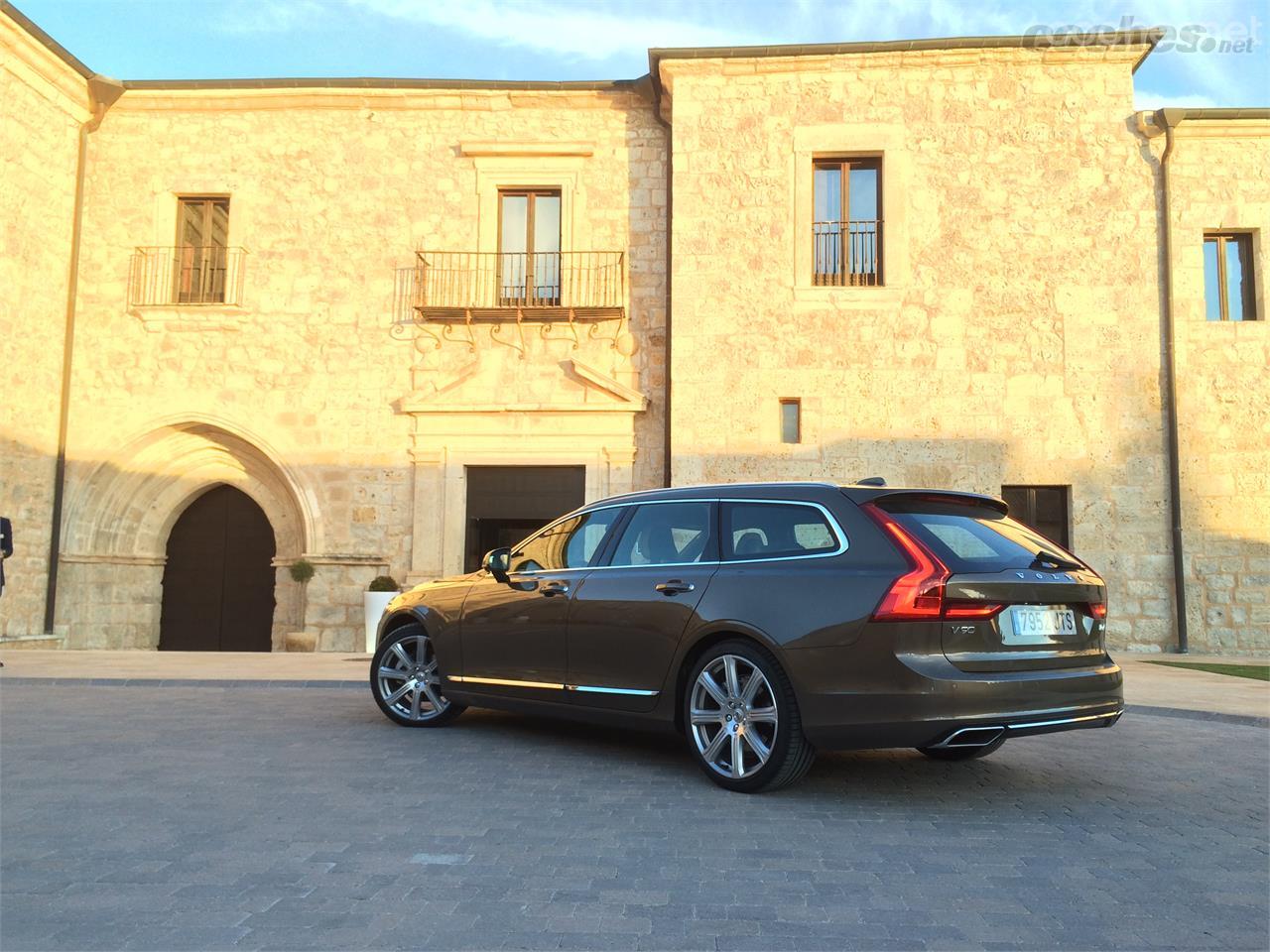 En la presentación nacional tuvimos la oportunidad de probar el D4 de 190 CV con cambio automático. Las llantas de 20" le sientan de maravilla.