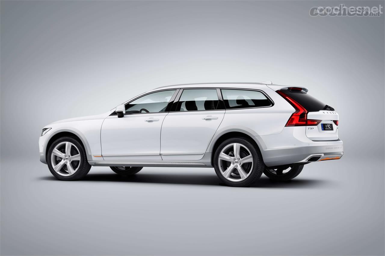 El Volvo V90 Cross Country Ocean Race equipa tracción integral, mayor altura libre y un chasis optimizado para la dualidad on/off road. 