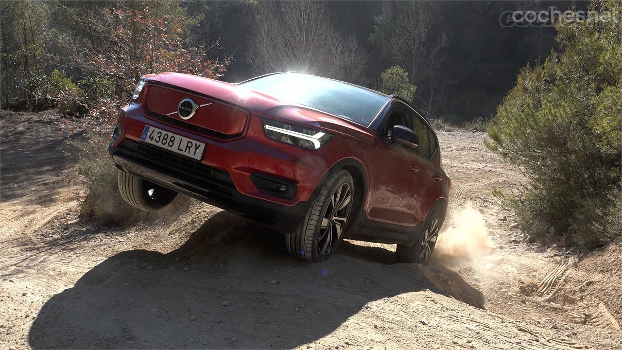 Este no es el mejor SUV para afrontar obstáculos en la montaña, pero poderse, se puede. 