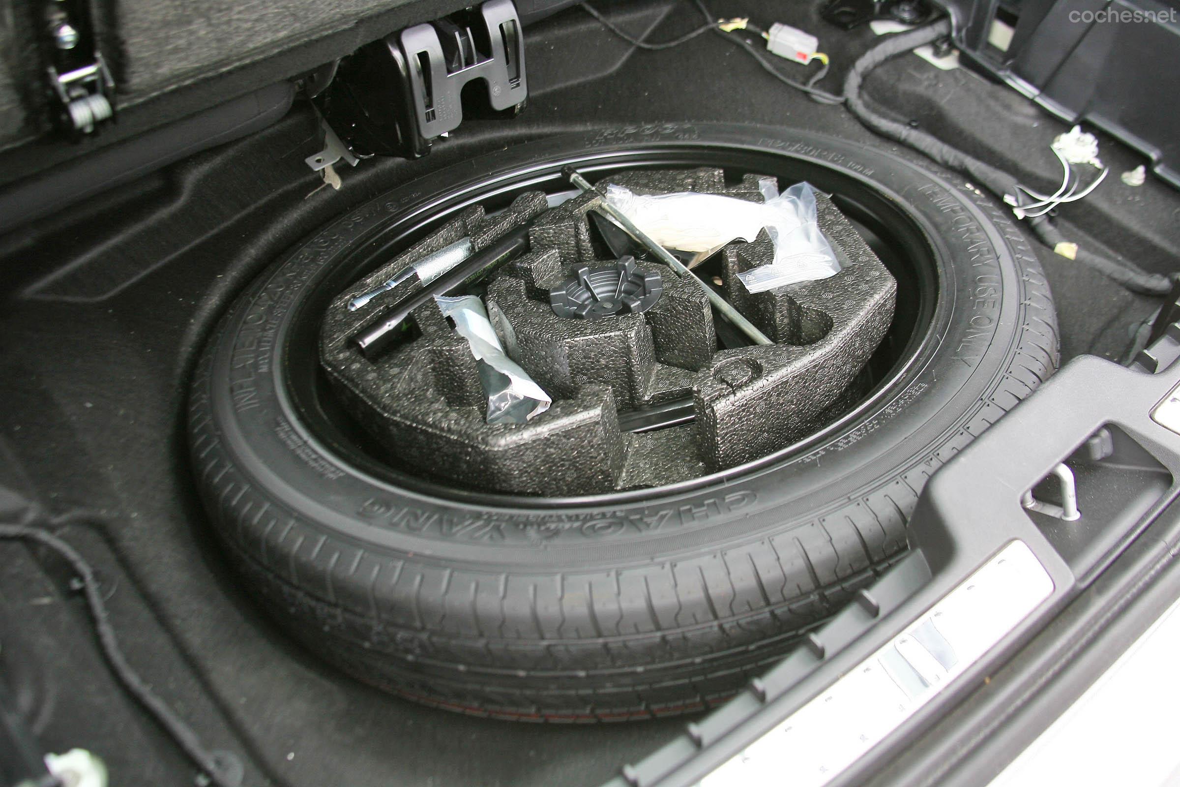 El XC90 cuenta de serie con esta rueda de emergencia. Dado el carácter campero del vehículo es recomendable montar la rueda de tamaño convencional que se ofrece como opción.