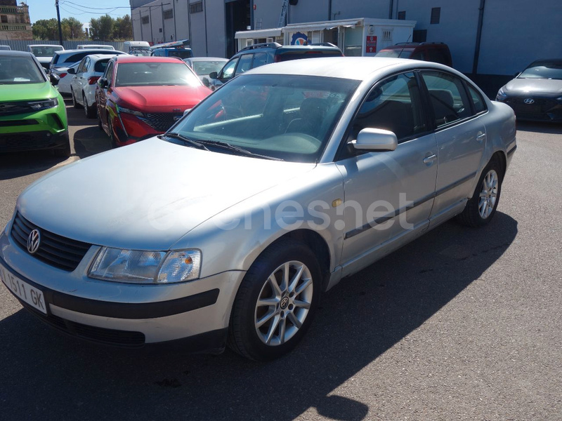 VOLKSWAGEN Passat 1.9 TDI COMFORTLINE 4p.