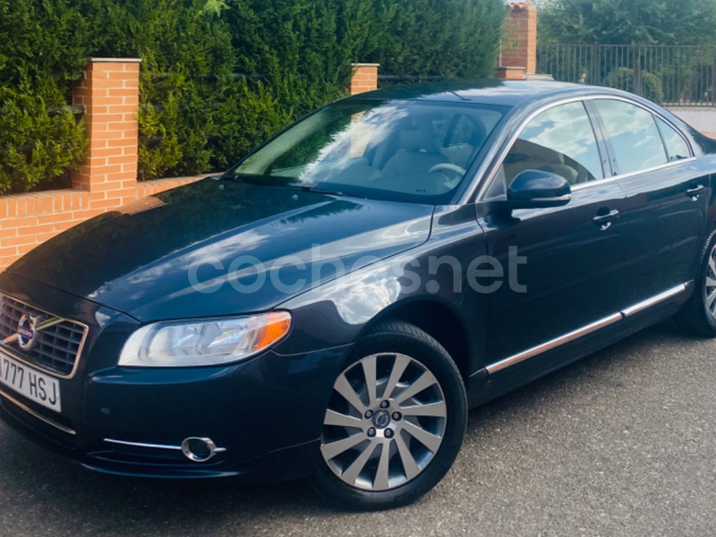 VOLVO S80 2.4 D5 Momentum Auto 4p.