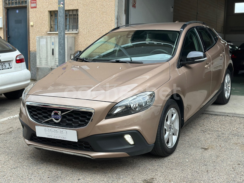 VOLVO V40 Cross Country 2.0 D2 Momentum Auto