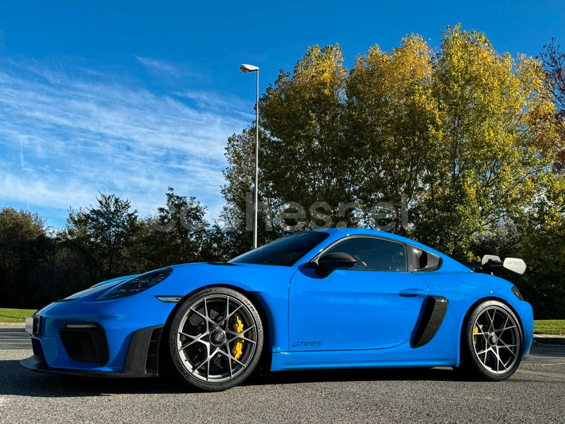 PORSCHE 718 Cayman GT4 RS