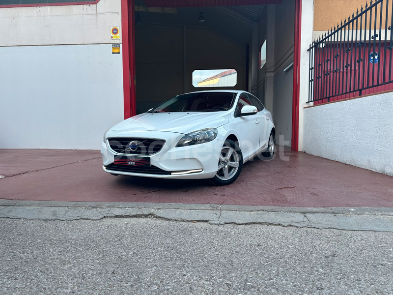 VOLVO V40 2.0 D2 Momentum