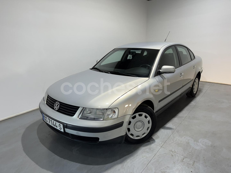 VOLKSWAGEN Passat 1.8 COMFORTLINE