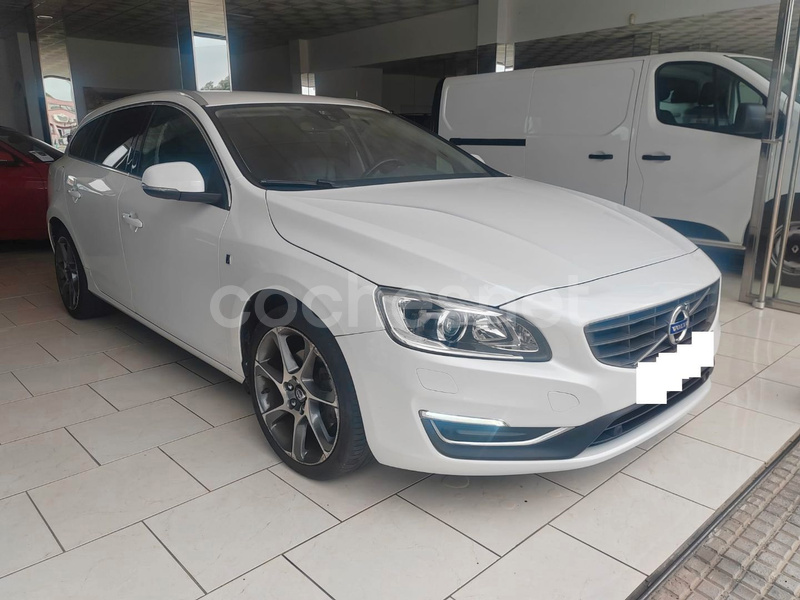 VOLVO V60 2.0 D2 RDesign Momentum