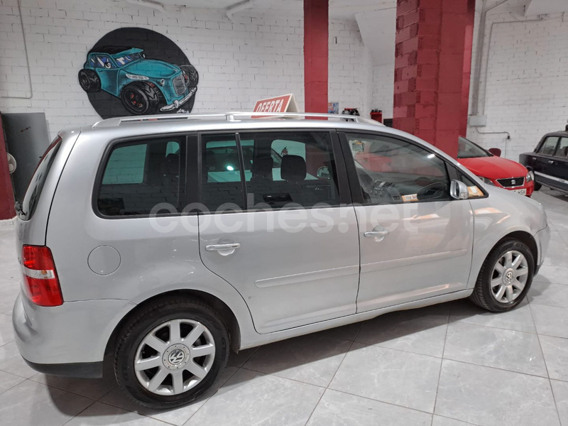 VOLKSWAGEN Touran 1.6 FSI Traveller