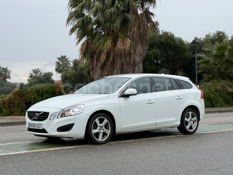 VOLVO V60 2.4 D5 Momentum AWD Auto