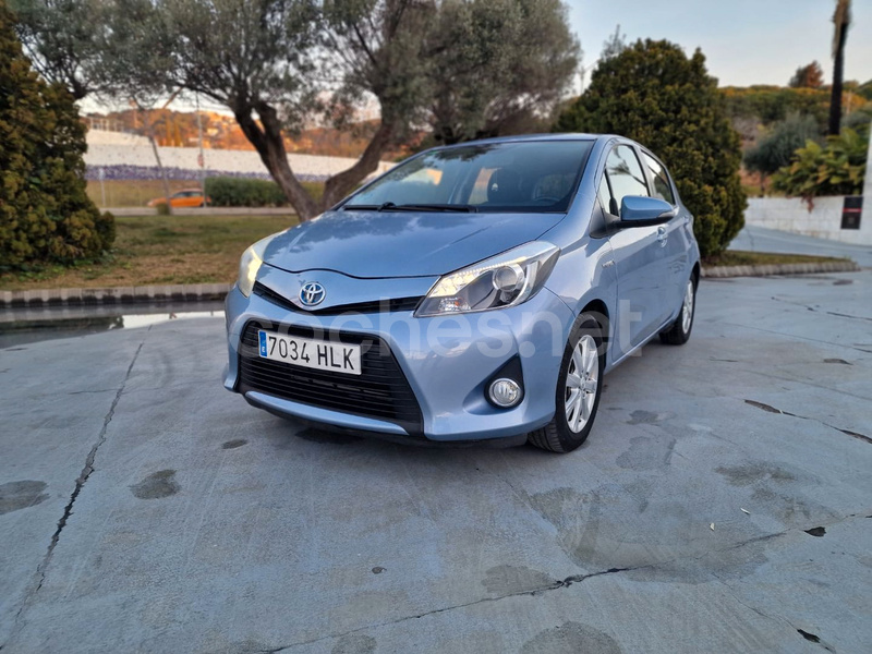 TOYOTA Yaris Hybrid Advance