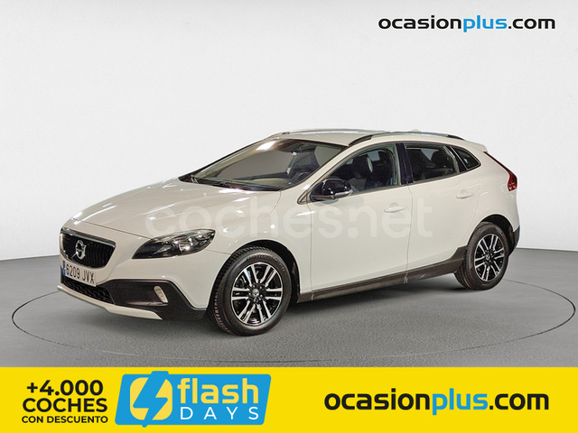 VOLVO V40 Cross Country 2.0 D2 Momentum Auto