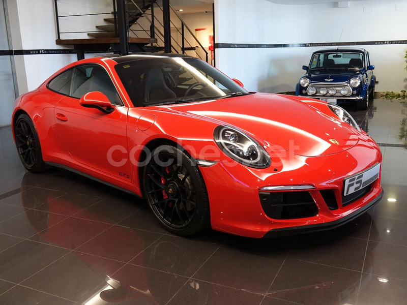PORSCHE 911 Carrera 4 GTS