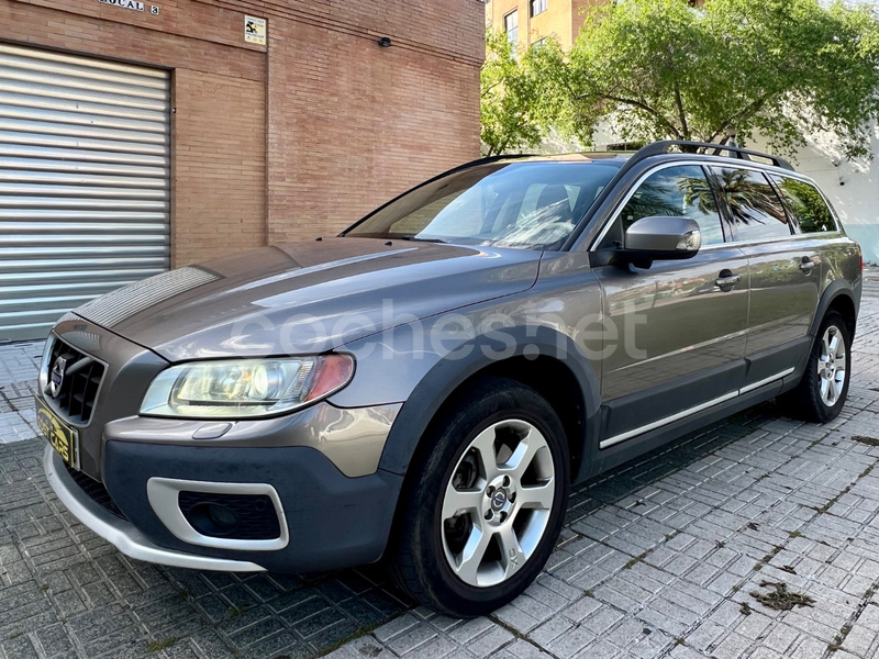 VOLVO XC70 2.4 D5 AWD Momentum Auto