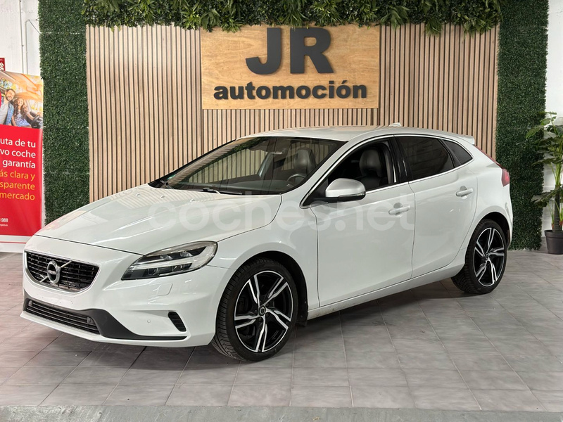 VOLVO V40 2.0 D4 RDesign Momentum Auto