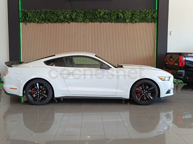FORD Mustang 2.3 EcoBoost Mustang Fastback - Coche de segunda mano en Fuenlabrada - Imagen 4